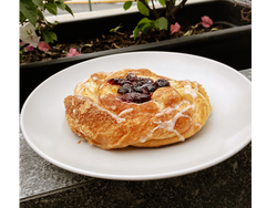 Rol de arándano y crema pastelera