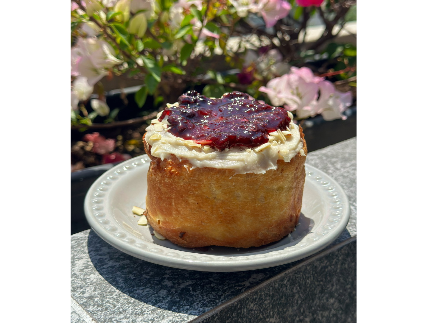 Rol de canela y compota de frutos rojos