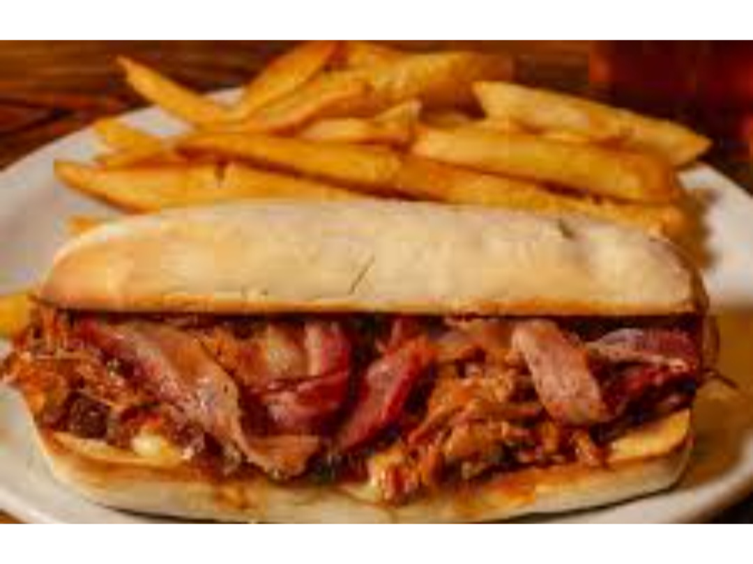 Sándwich de bondiola de cerdo a la cerveza con fritas