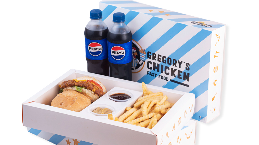 Dos hamburguesas con papas y dos gaseosas