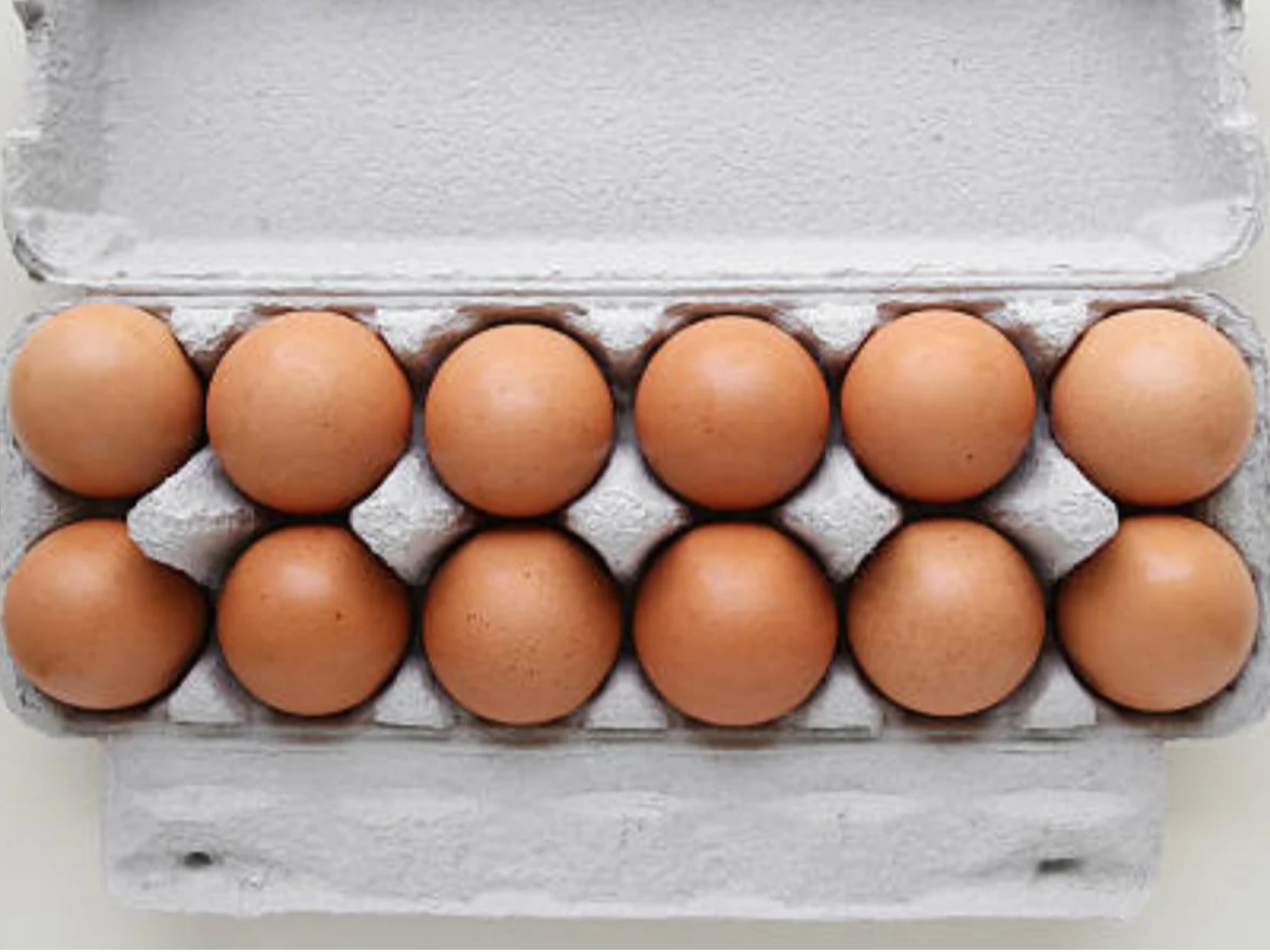 Docena de huevos de color