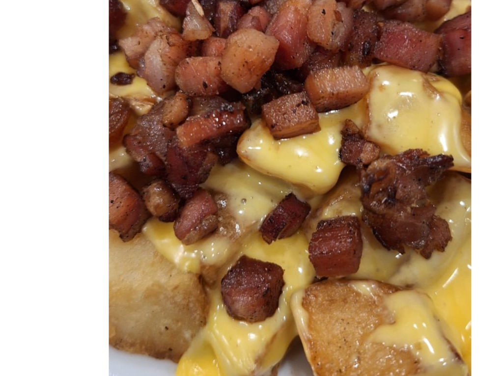 porción de fritas con cheddar y panceta