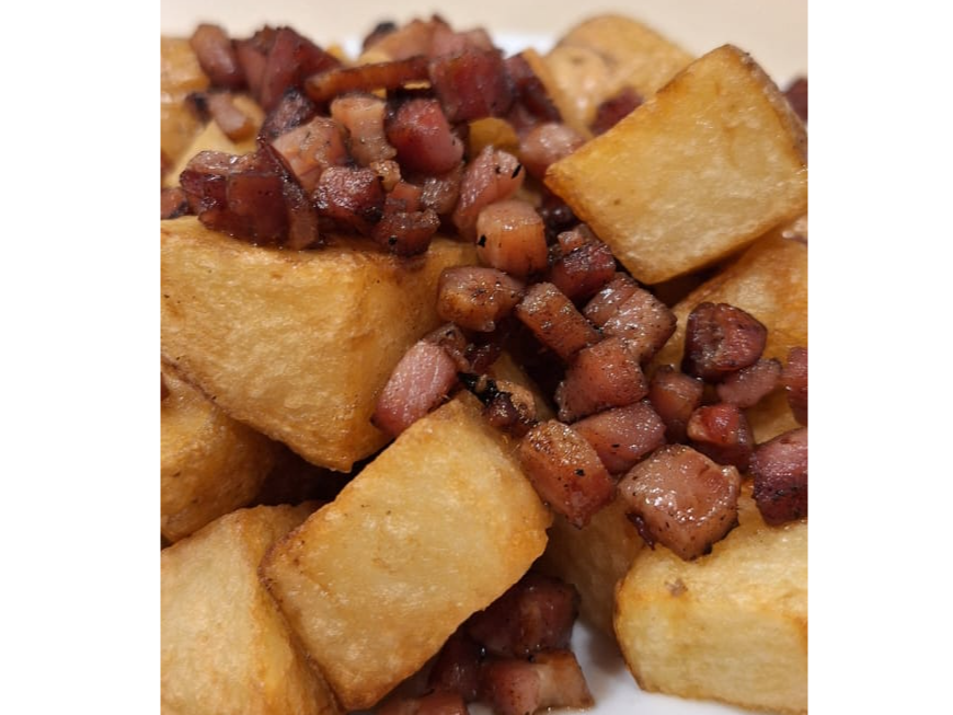 porción de papas fritas con panceta