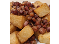 porción de papas fritas con panceta