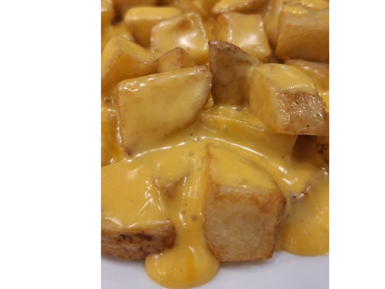 porción de papas con cheddar