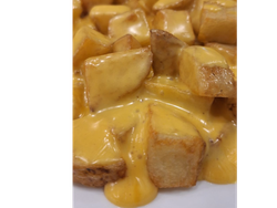 porción de papas con cheddar
