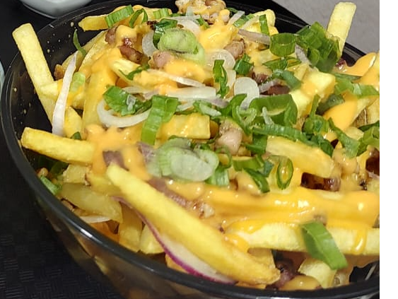 Papas cheddar panceta y verdeo