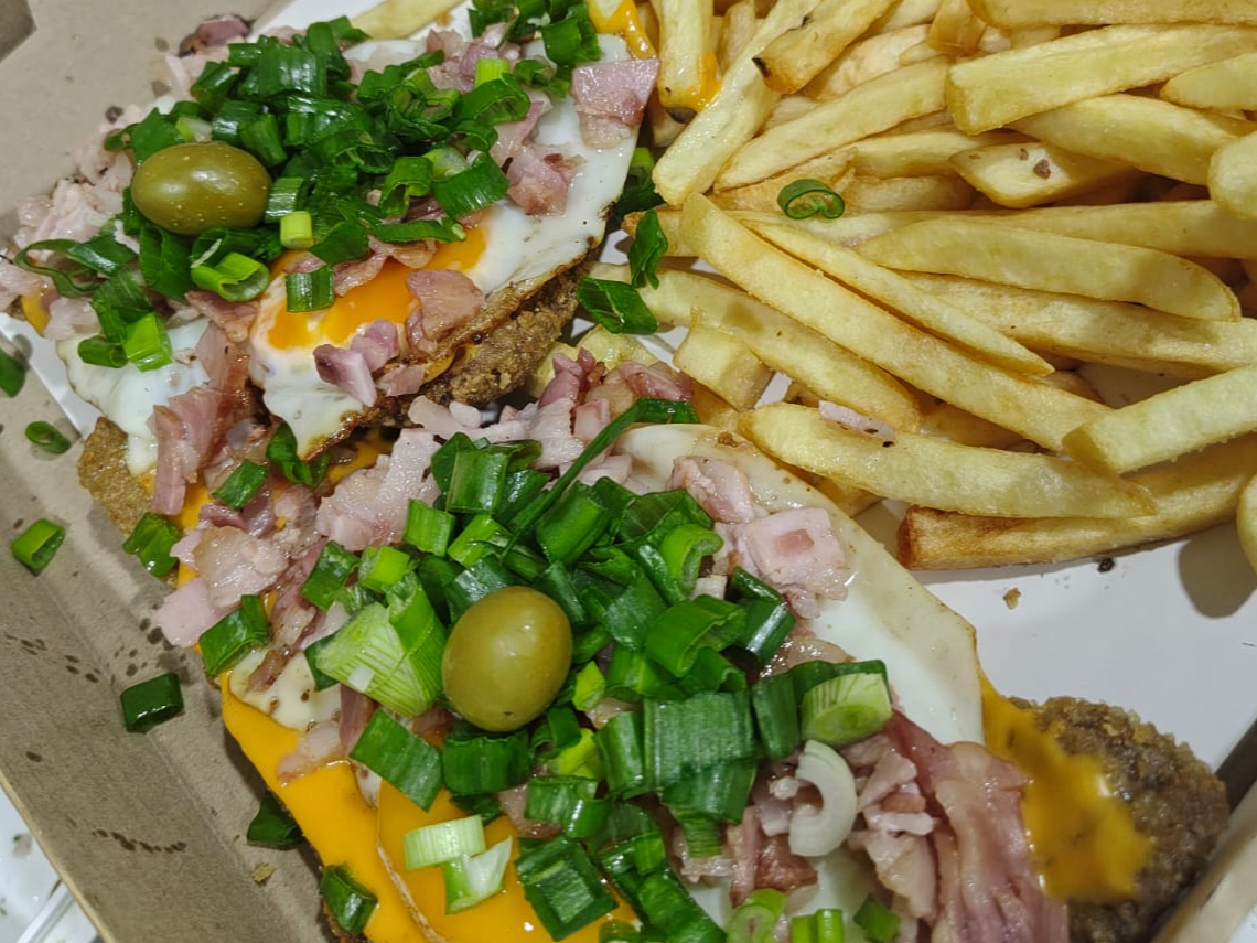 Milanesa chedar panceta huevo y verdeo