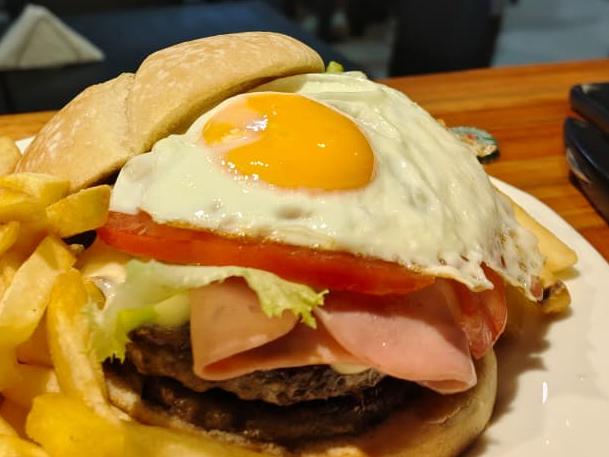 Lechuga tomate jamón queso y huevo