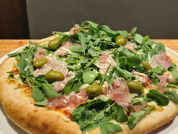 Mitad rúcula y jamón crudo