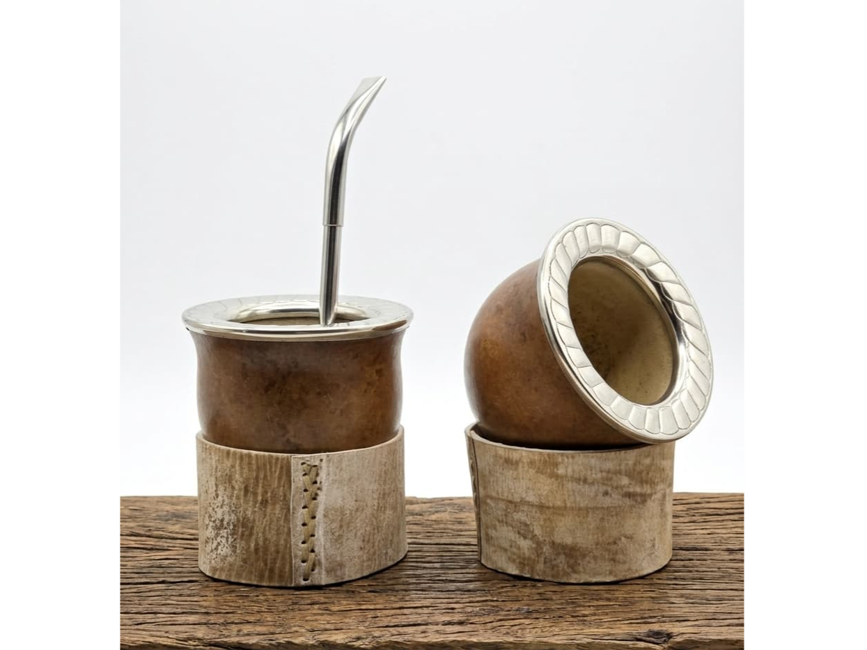 Mate criollo con virola cincelada y aplique