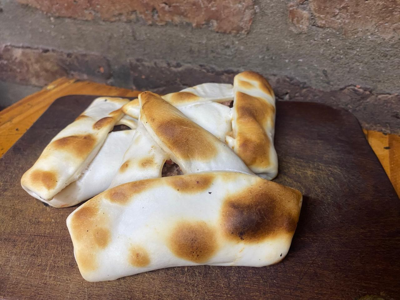 1 MUZZA + 12 EMPANADAS