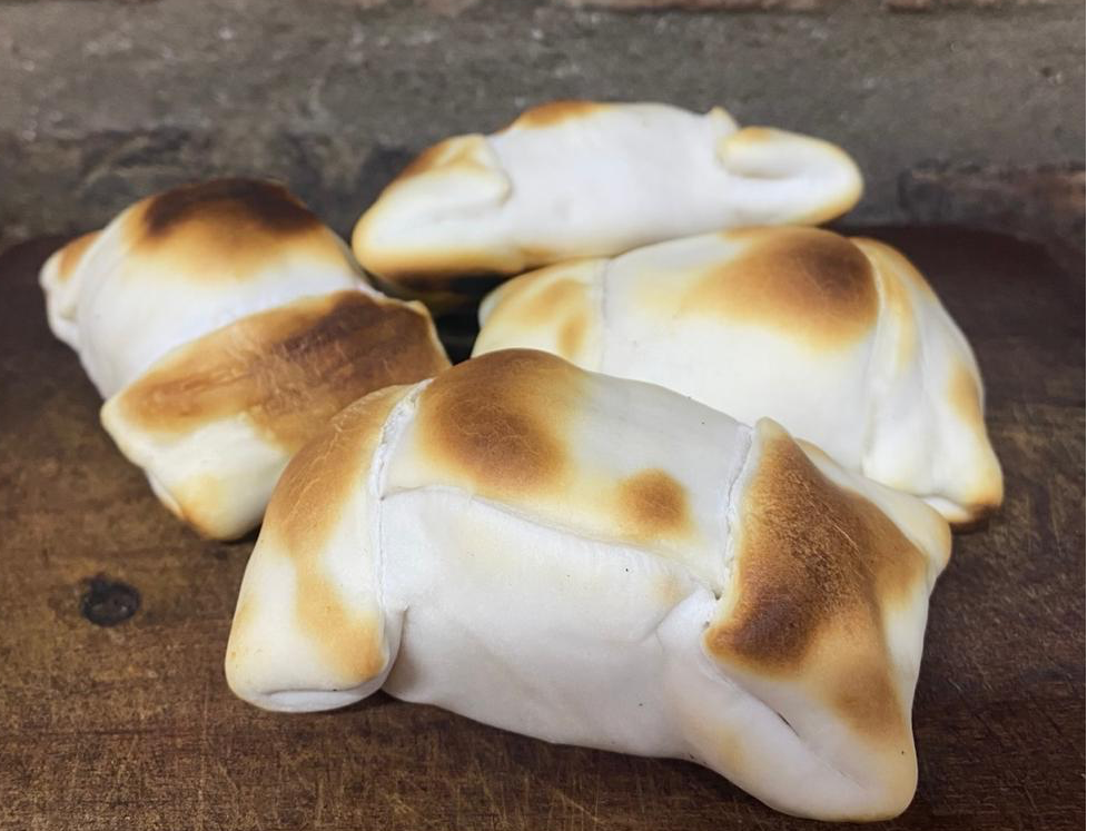 1 MUZZA + 6 EMPANADAS