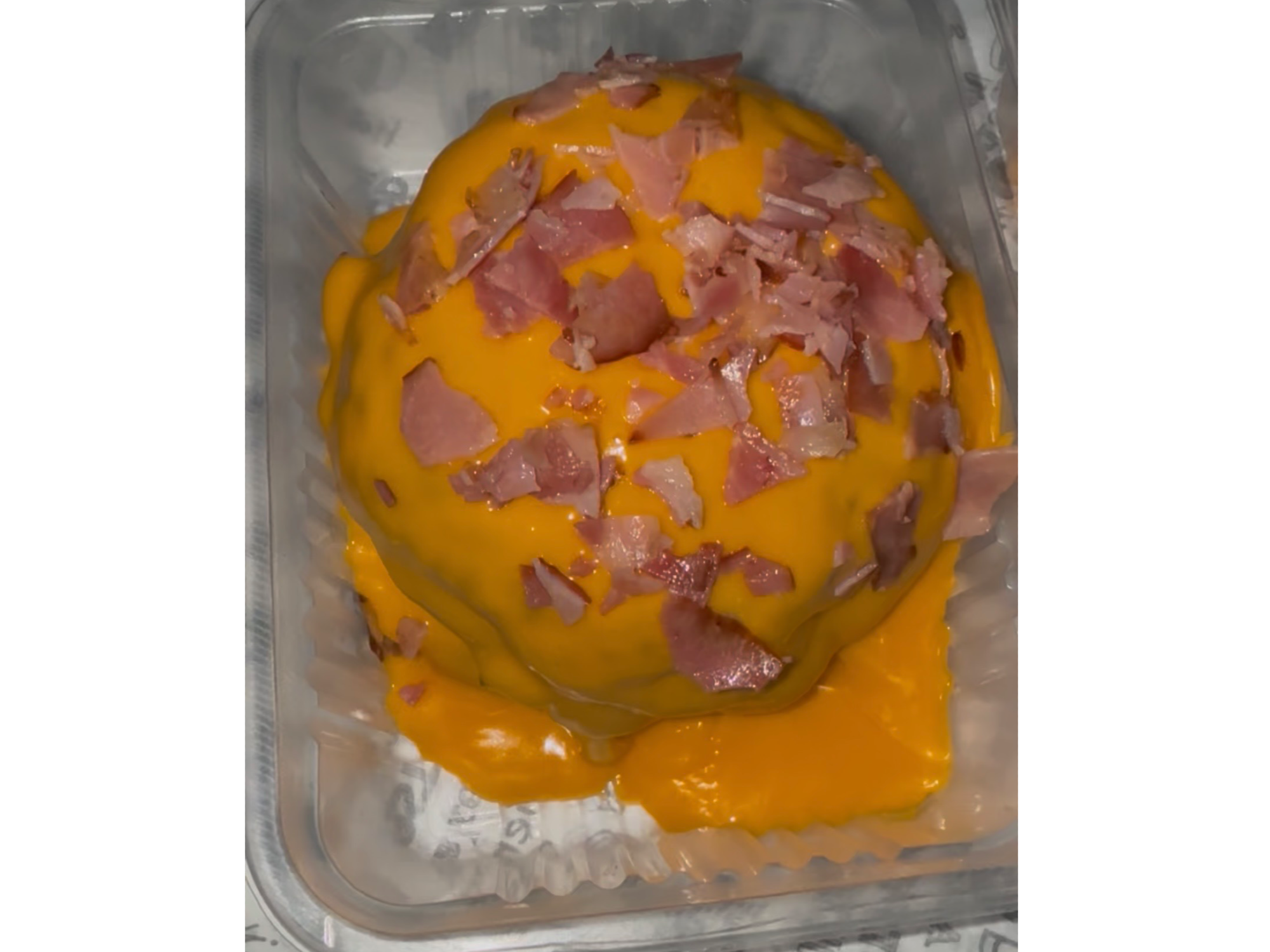 BAÑADA EN CHEDDAR CON PANCETA