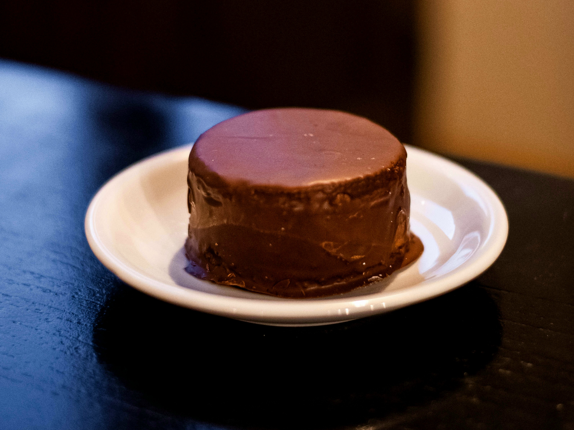 Alfajor clasico de chocolate negro.