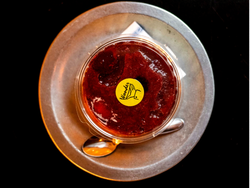Postre cheesecake de frutos rojos.