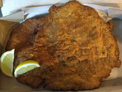 Milanesa o suprema clasica con guarnición.