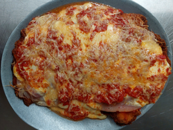 Milanesa o suprema napolitana con guarnición.
