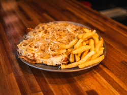 Milanesa fugazza con guarnición.