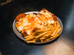 Milanesa o suprema cuatro quesos con guarnición.