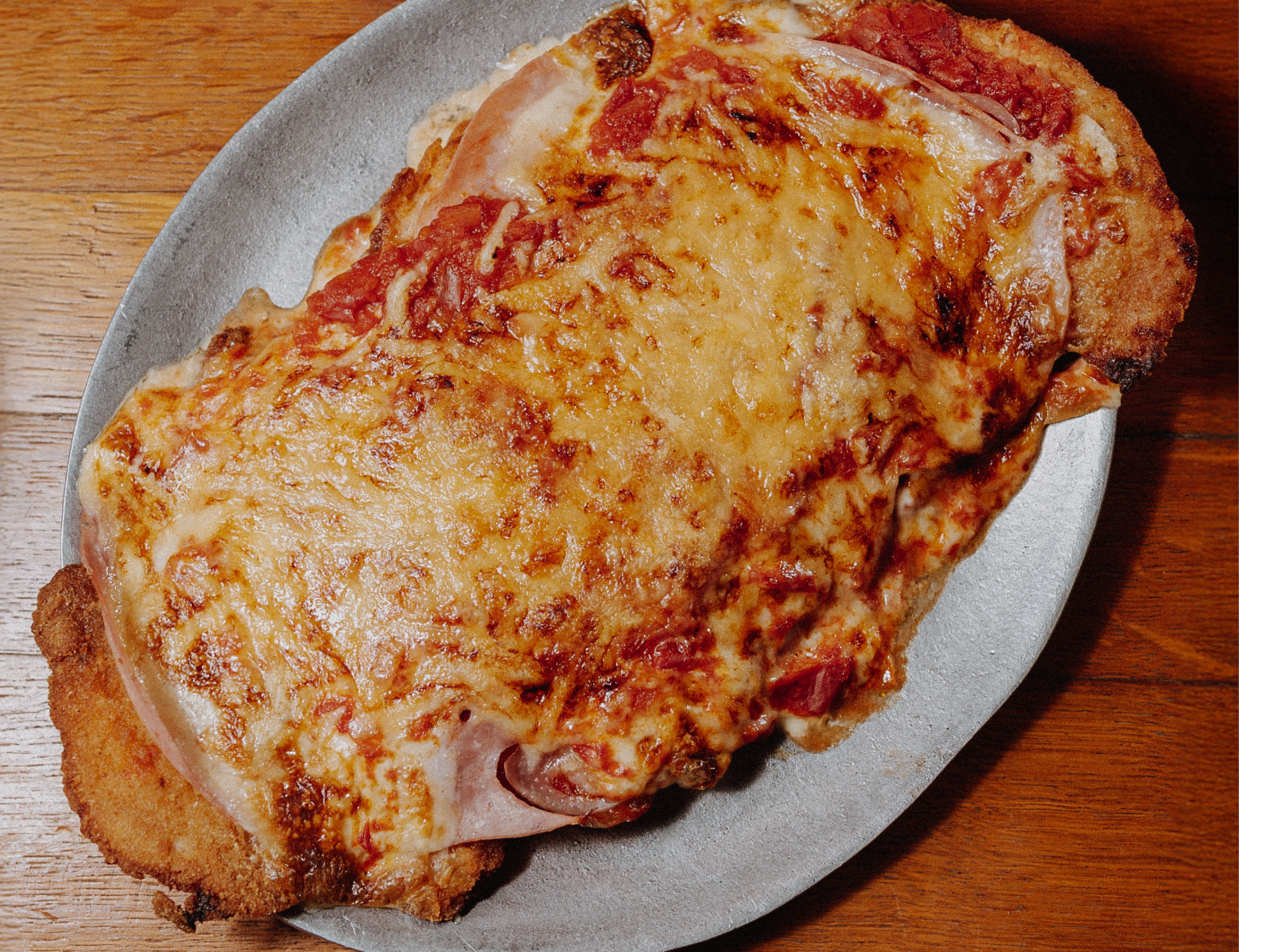 Milanesa o suprema napolitana con guarnición.