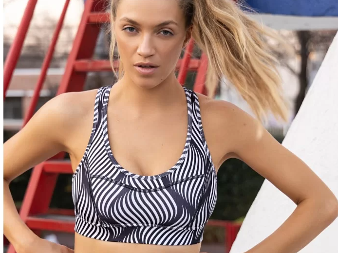 Top de microfibra reforzado con algodón interno.