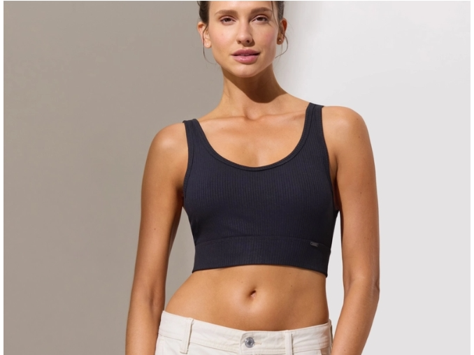 Top de morley reforzado con algodón y lycra interno.