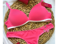 Conjunto triángulo y colaless de microfibra.