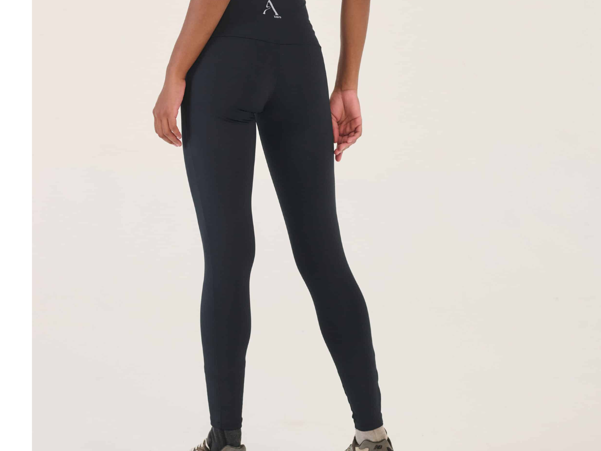 Calza larga de microfibra. Cintura en V. Kiero