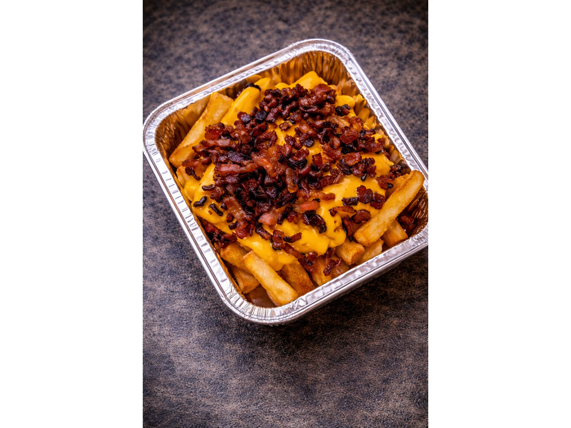 Papas con cheddar y panceta