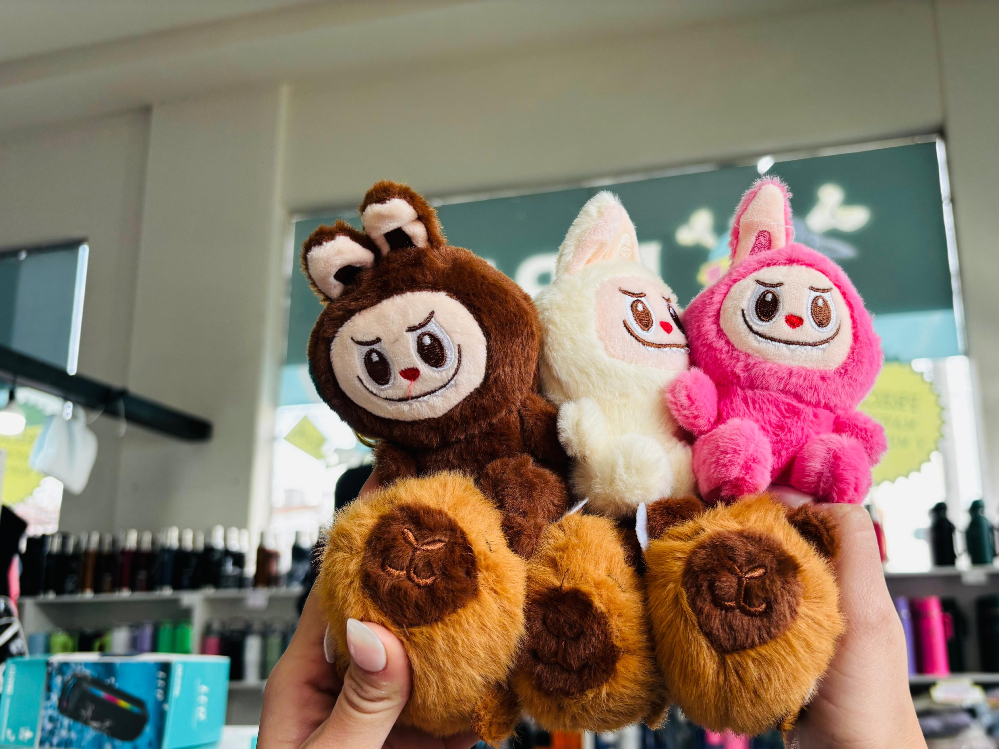 LLAVERO PELUCHE GRANDE "LABUBU ARRIBA DE CAPIBARA" CUERDA - COD.: 1940