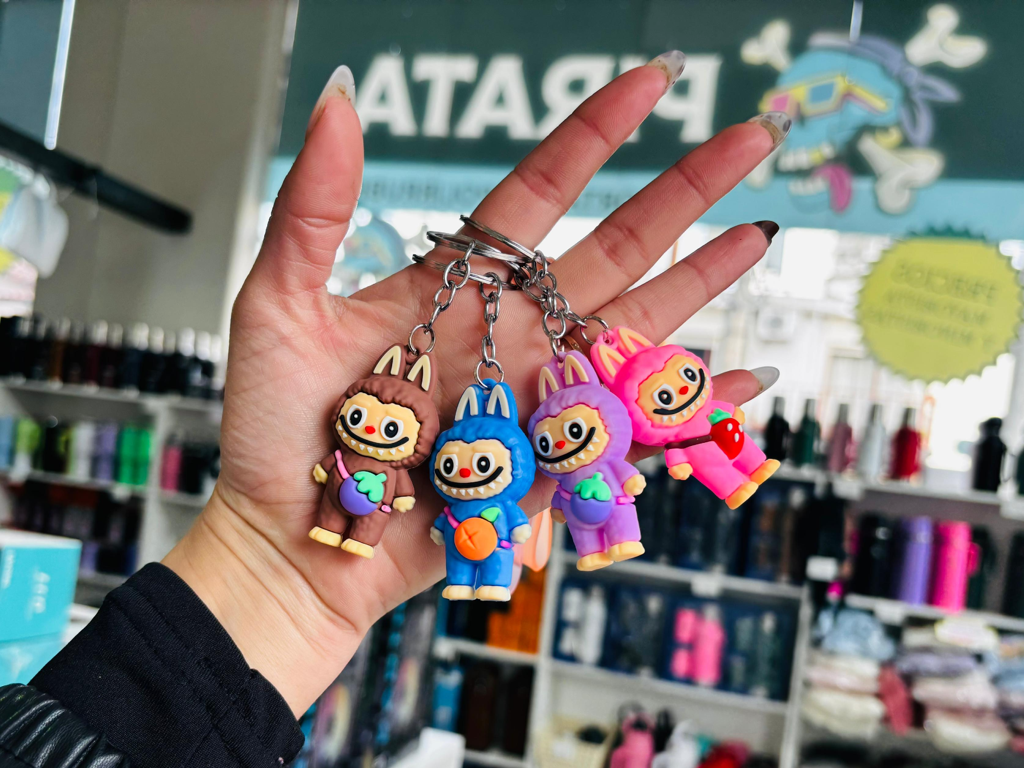 LLAVEROS "LABUBU" VARIOS COLORES CON FRUTILLITA - COD.: 1945