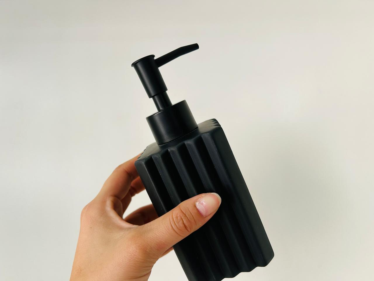 DISPENSER CERAMICA NEGRO Y BLANCO F839/841 -COD.: 2671