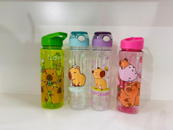 BOTELLA PLASTICA INFANTIL CON PICO 500ml "TRALALERO Y CAPIBARA" - COD.: 2184