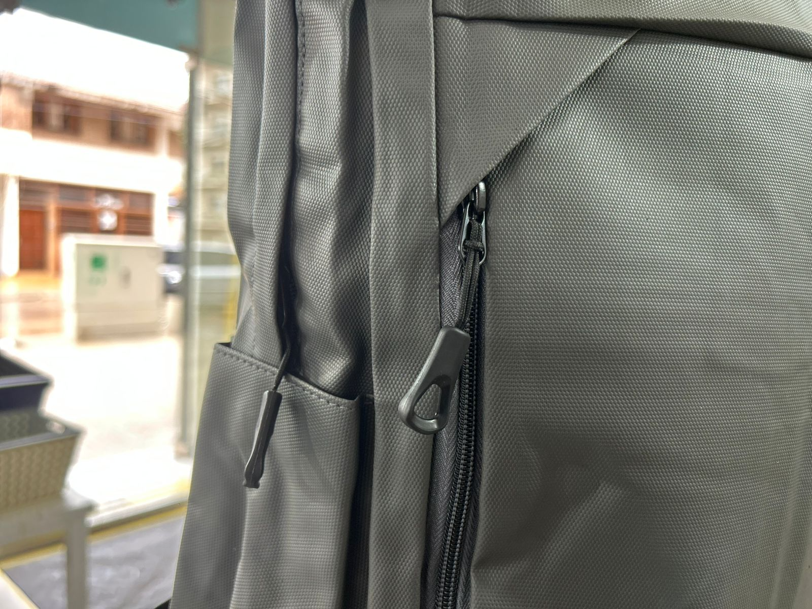 MOCHILA LISA CON 3 CIERRES REFORZADA COLOR NEUTRO - COD.: 2635