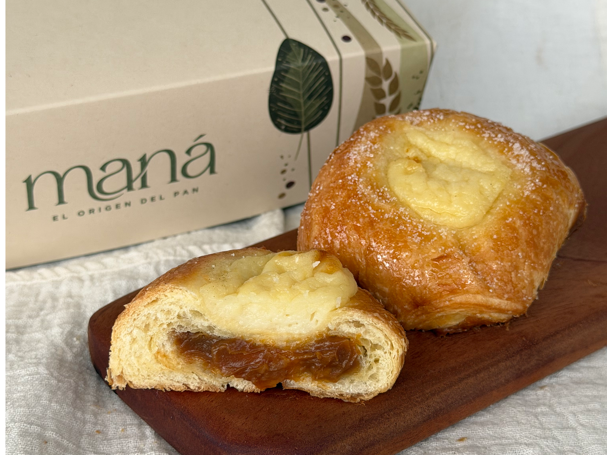 Factura con dulce de leche y crema