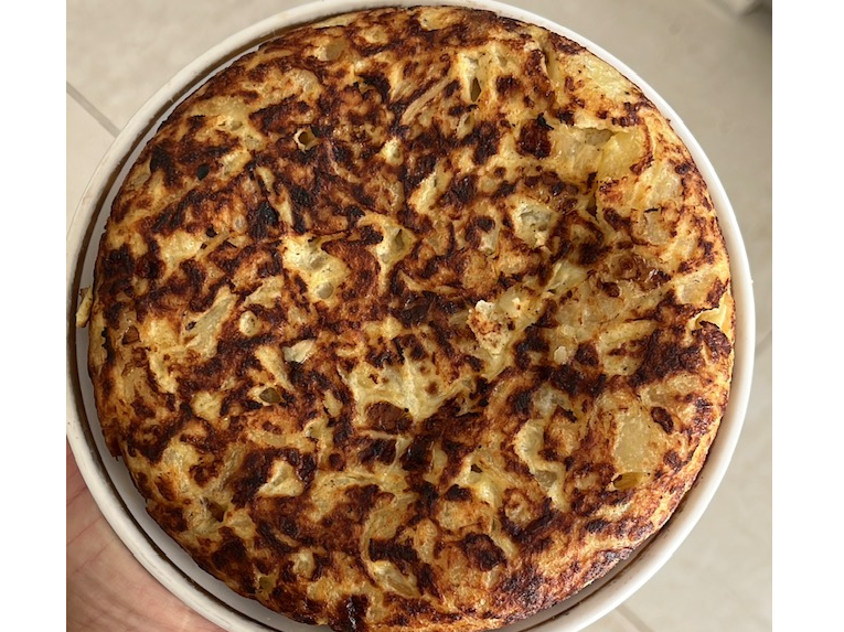 Tortilla de papa y brocoli rellena de muzzarella y queso azul