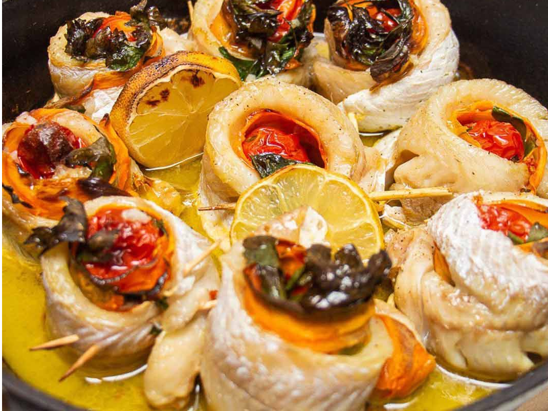 Brotola mediterranea con tomate olivas y albahaca fresca