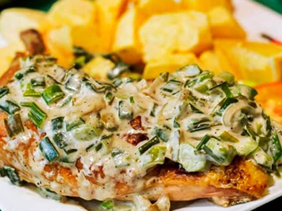 Pata y muslo con salsa de verdeo