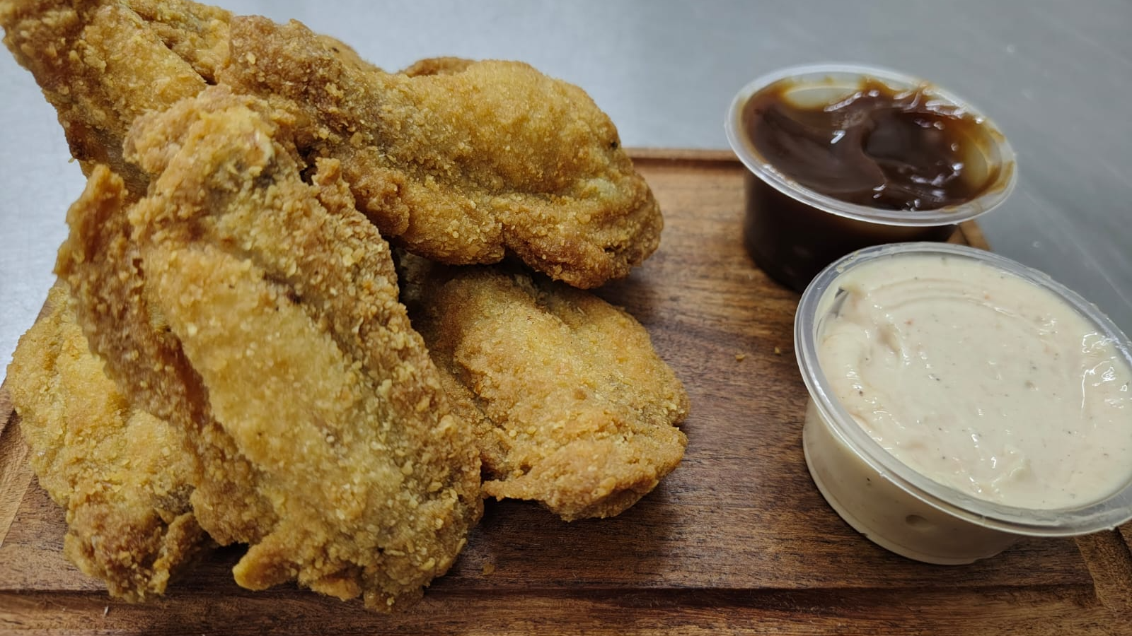 Alitas fritas con papas