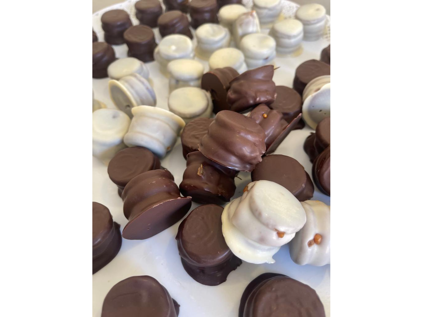 Mini alfajores de chocolate bañados en cobertura blanca/negra (15 Unidadea)