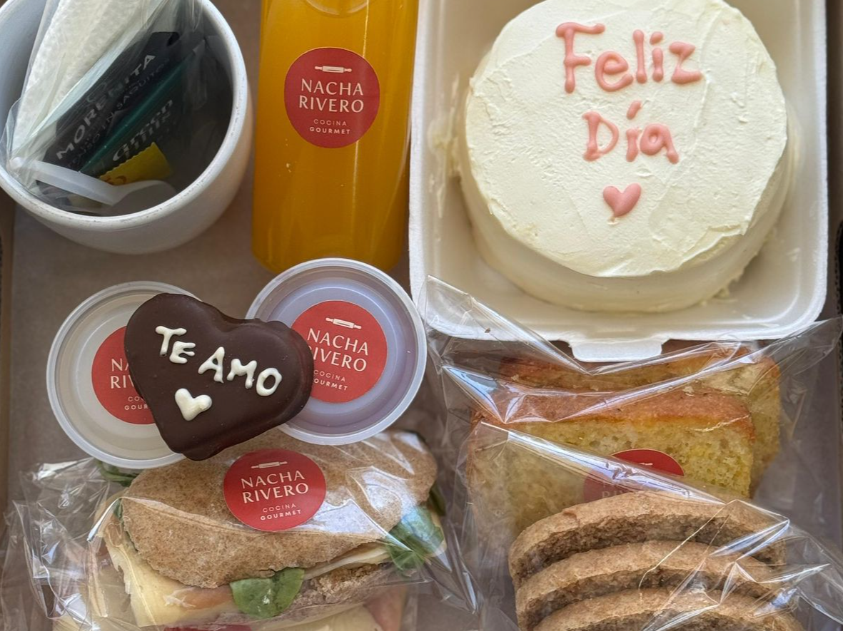 Desayuno con mini cake personalizado