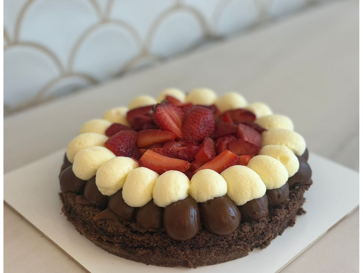 Mini Marquise con frutillas (6/8 Porciones)