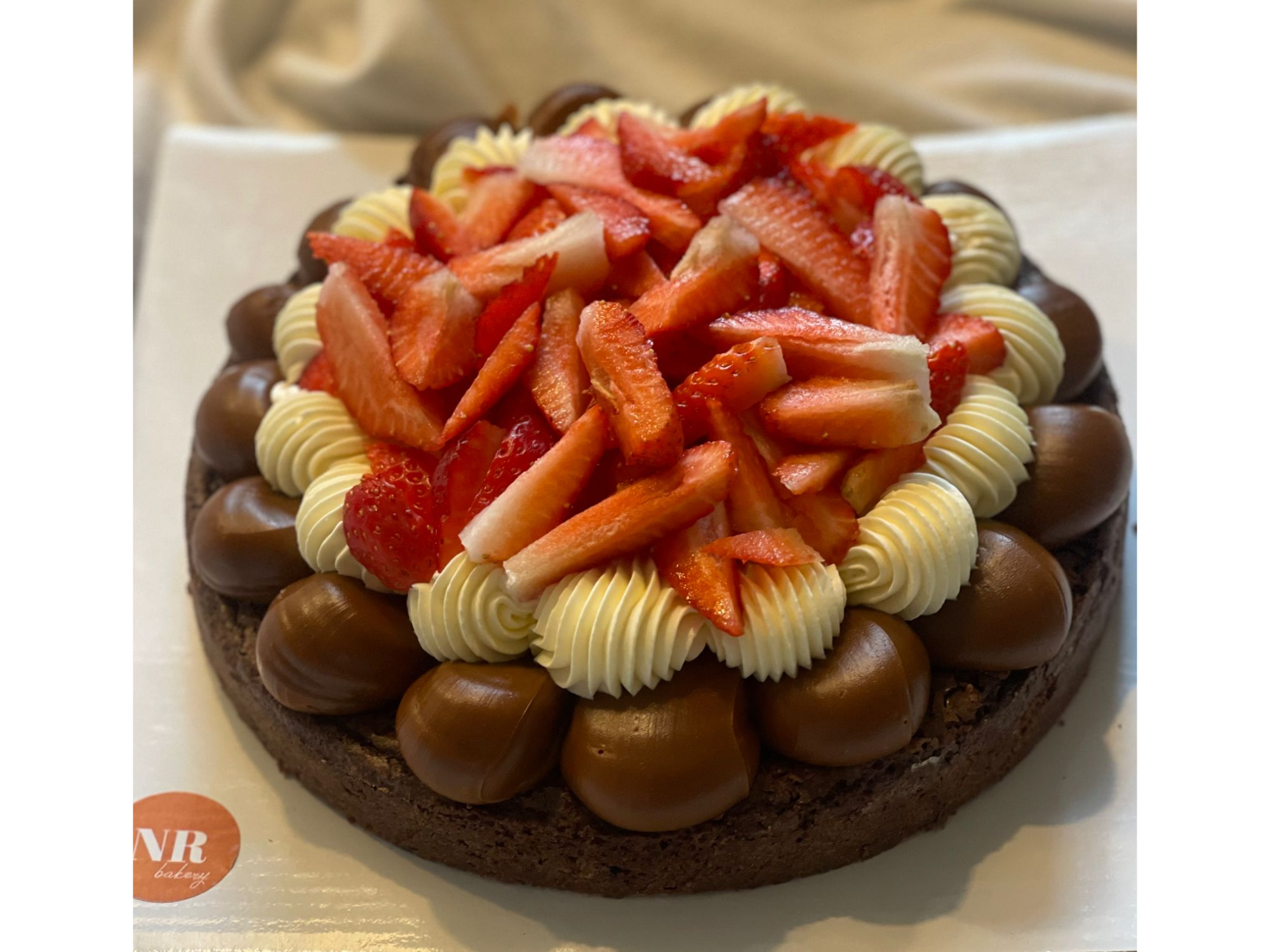 Maquise con frutillas (12/14 Porciones)