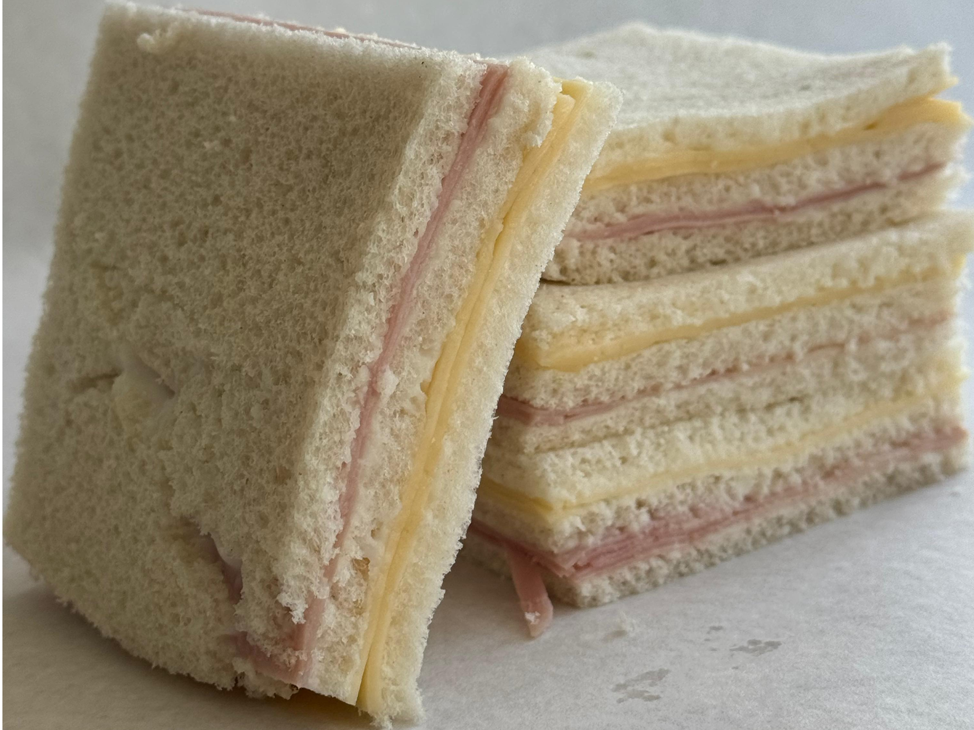 Sandwich de miga triple de jamón y queso