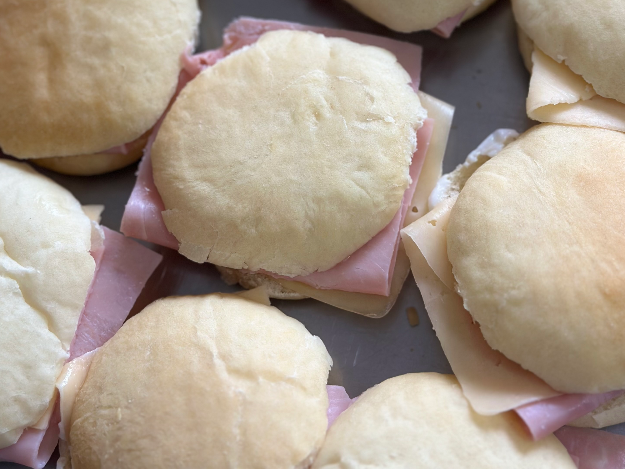 Sandwich de copetin en pan brioche de jamón y queso