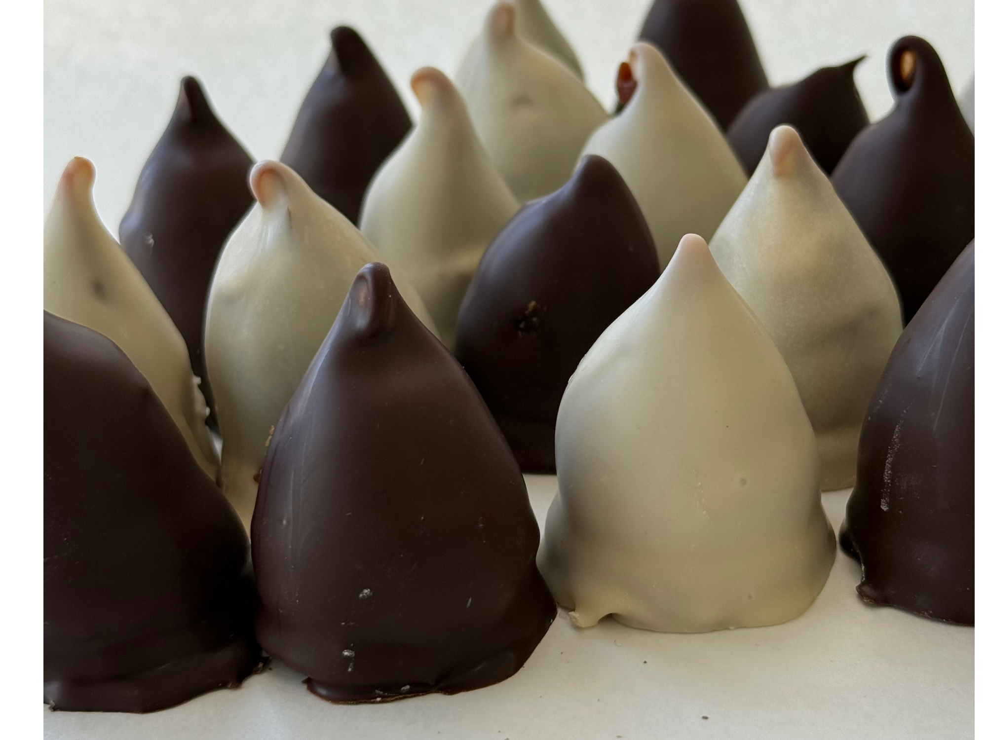 Petit Conito de dulce de leche bañados en chocolate blanco y negro