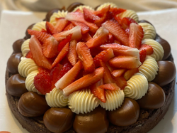 Mini Marquise con frutillas (6/8 Porciones)