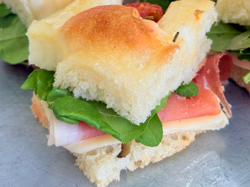 Copetín Focaccia Crudo