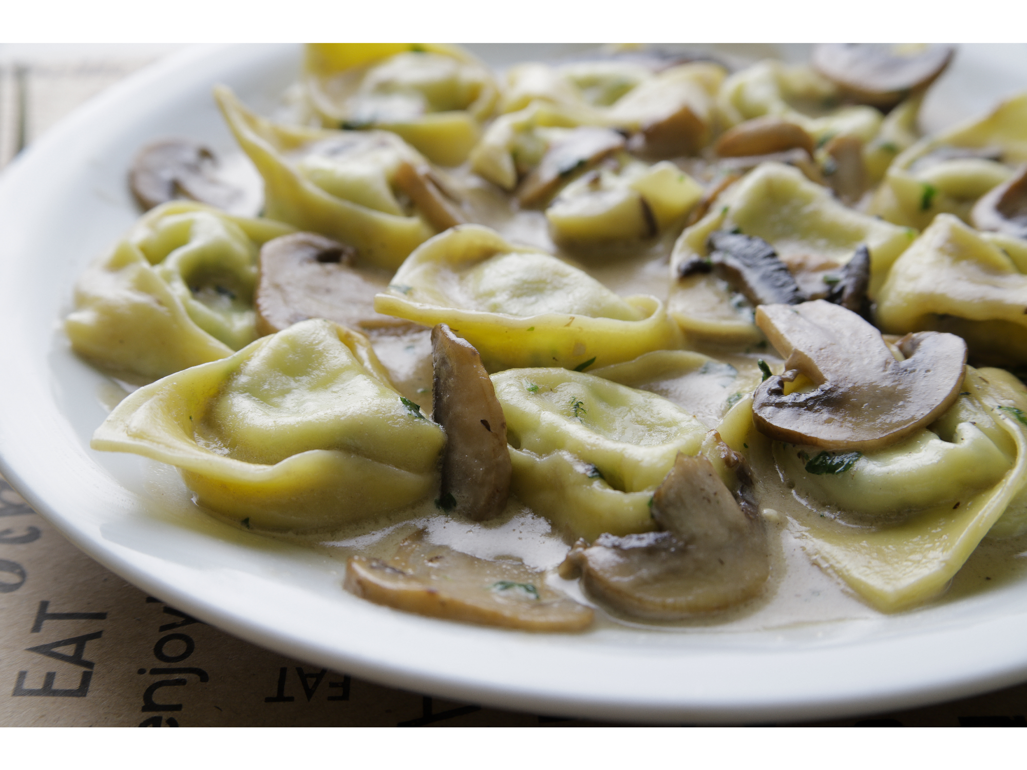 Tortellone ricotta y espinaca con salsa Champignon